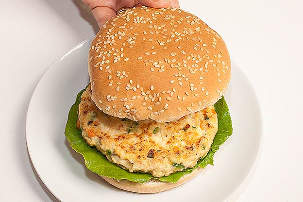 Ricetta Hamburger leggero di pollo e carote - Donna Moderna