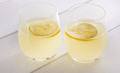 Acqua aromatizzata al limone e zenzero