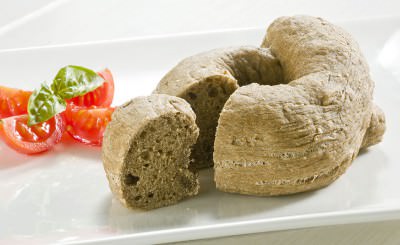 Ciambelle di pane ai 5 cereali con pomodorini e basilico