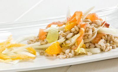 Insalata di orzo finocchi, arancia e salmone