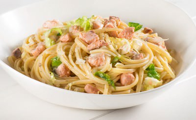 Linguine con trota salmonata, scarola e lemon grass