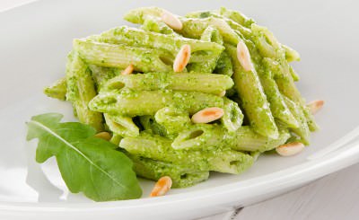 Penne con pesto di rucola, mandorle e pinoli