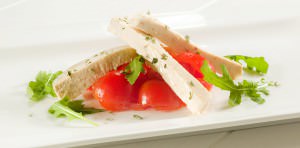 Petto di pollo al vapore con pomodorini e rucola