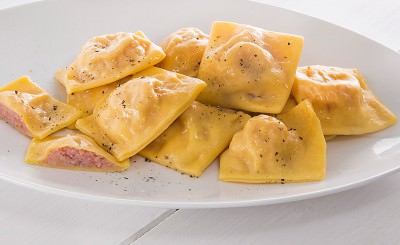 Ravioli alle mele e prosciutto