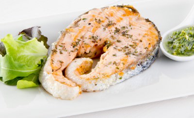 Salmone con noci del Brasile