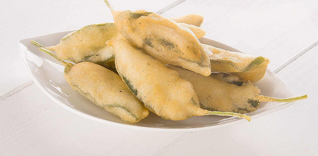 Stuzzichini di salvia fritta con pastella al pepe