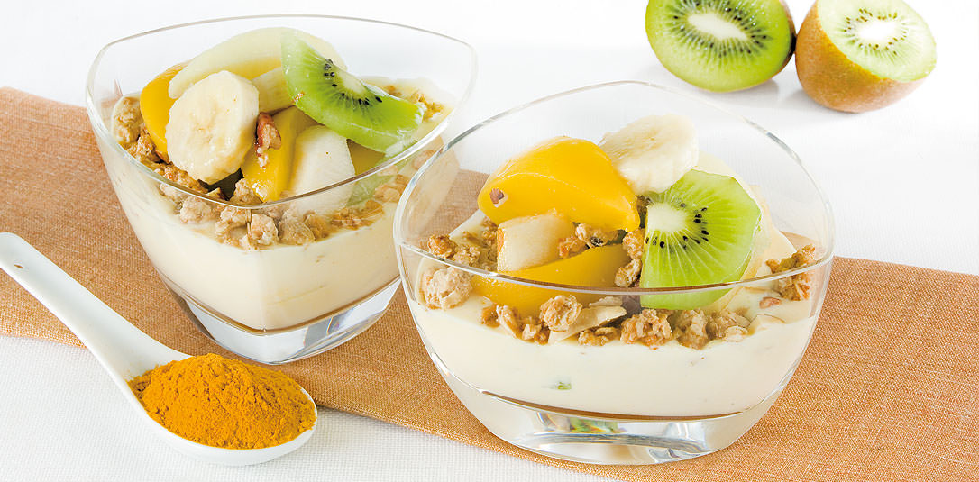 Yogurt con curcuma, cereali e frutta