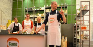 Simone Rugiati conduce lo showcooking experience di Olio Cuore