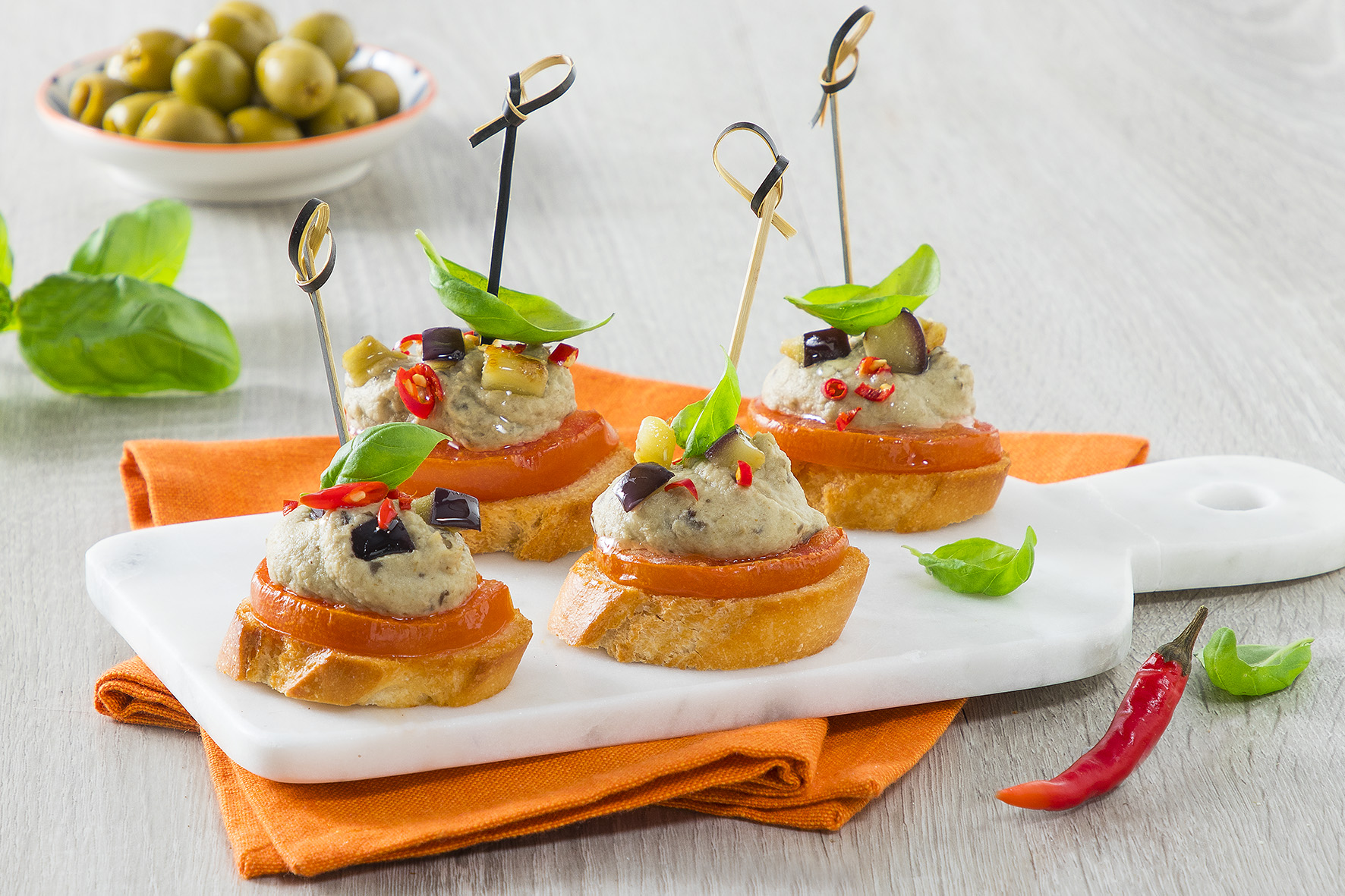 Crostini con mousse di melanzane e pomodori