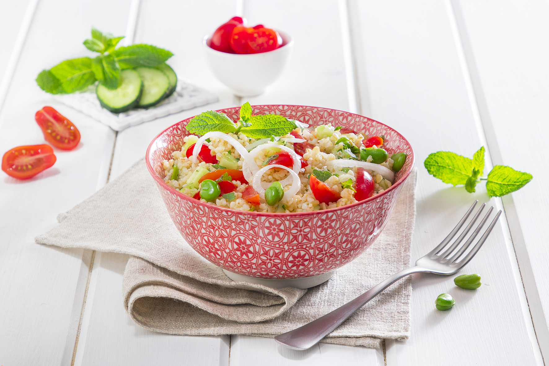 Insalata di bulgur, fave e pomodoro