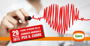 Una mano di un medico disegna su un vetro un cuore con un pennarello rosso