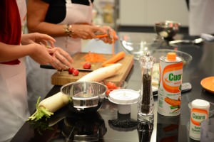 donne che cucinano in uno showcookin di Olio Cuore