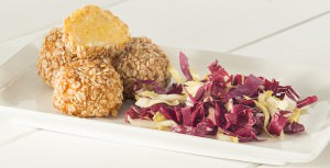Crocchette di pesce persico servite con radicchio