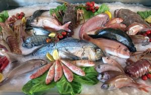 banchi del pesce in un mercato italiano