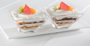 Due coppe con tiramisù alla ricotta e frutta fresca