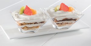 Due coppe di tiramisù con ricotta e frutta fresca