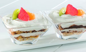 due coppe con tiramisù con ricotta e frutta fresca