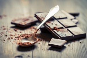 tavoletta di cioccolato con cucchiaino appoggiato sopra
