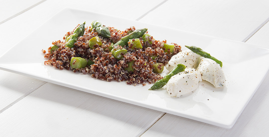 Insalata di quinoa rossa e asparagi con quenelle di formaggio