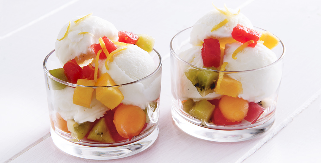 Gelato allo yogurt con macedonia di frutta