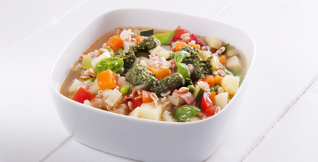 Minestrone con farro al pesto di basilico