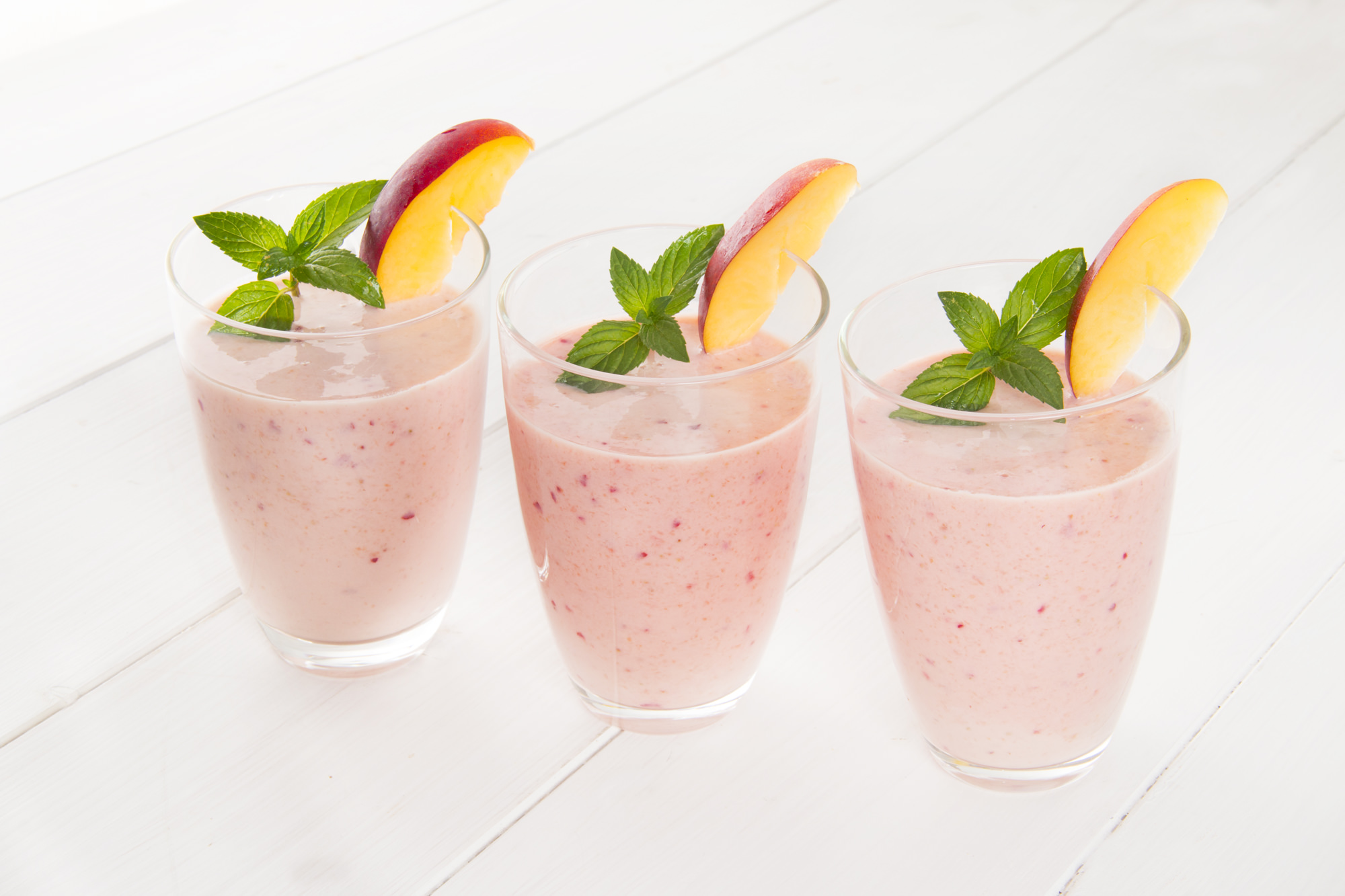 Smoothie pesca, fragole e yogurt