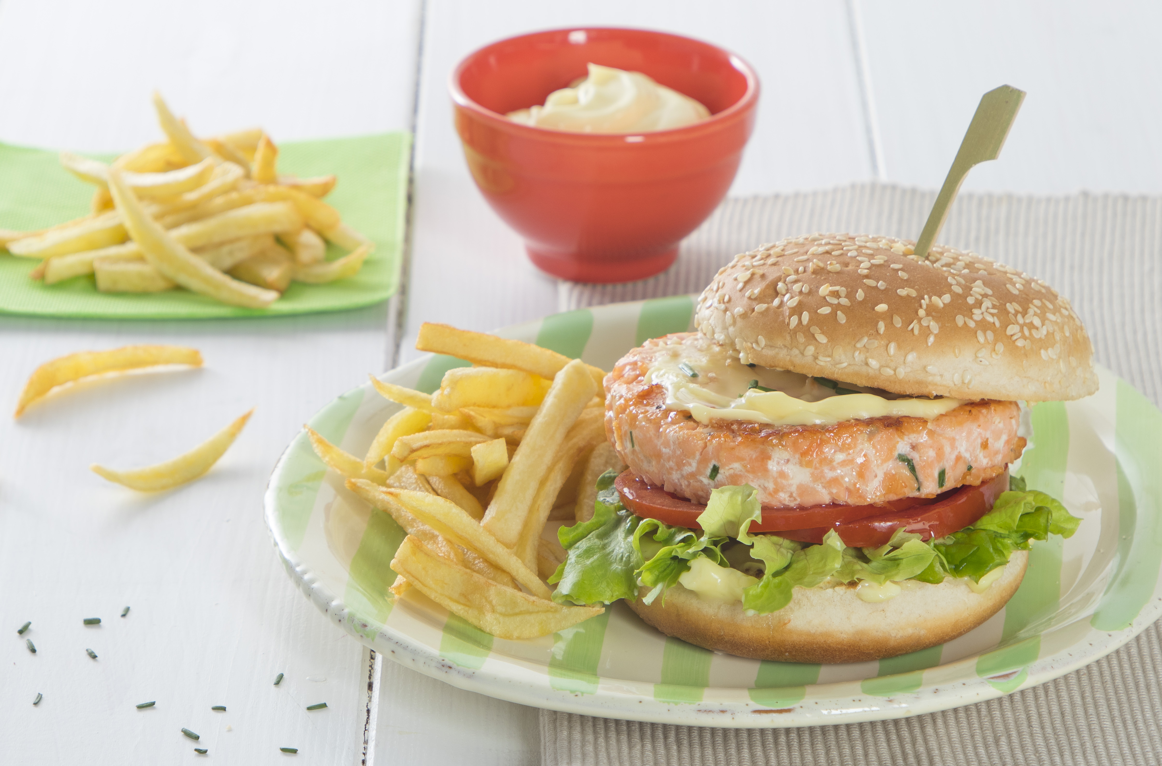 Burger di salmone con maionese e patatine