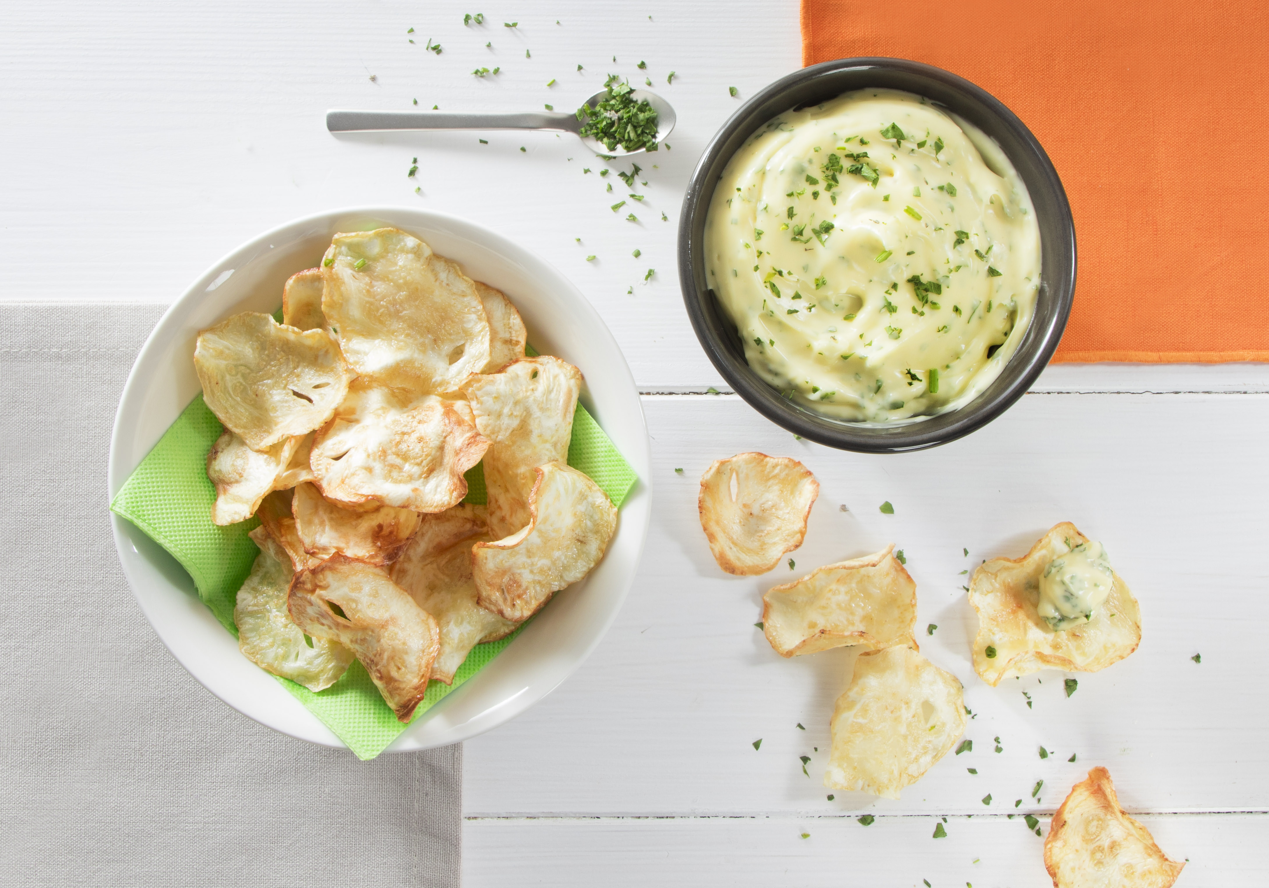 Chips di sedano rapa con maionese al prezzemolo