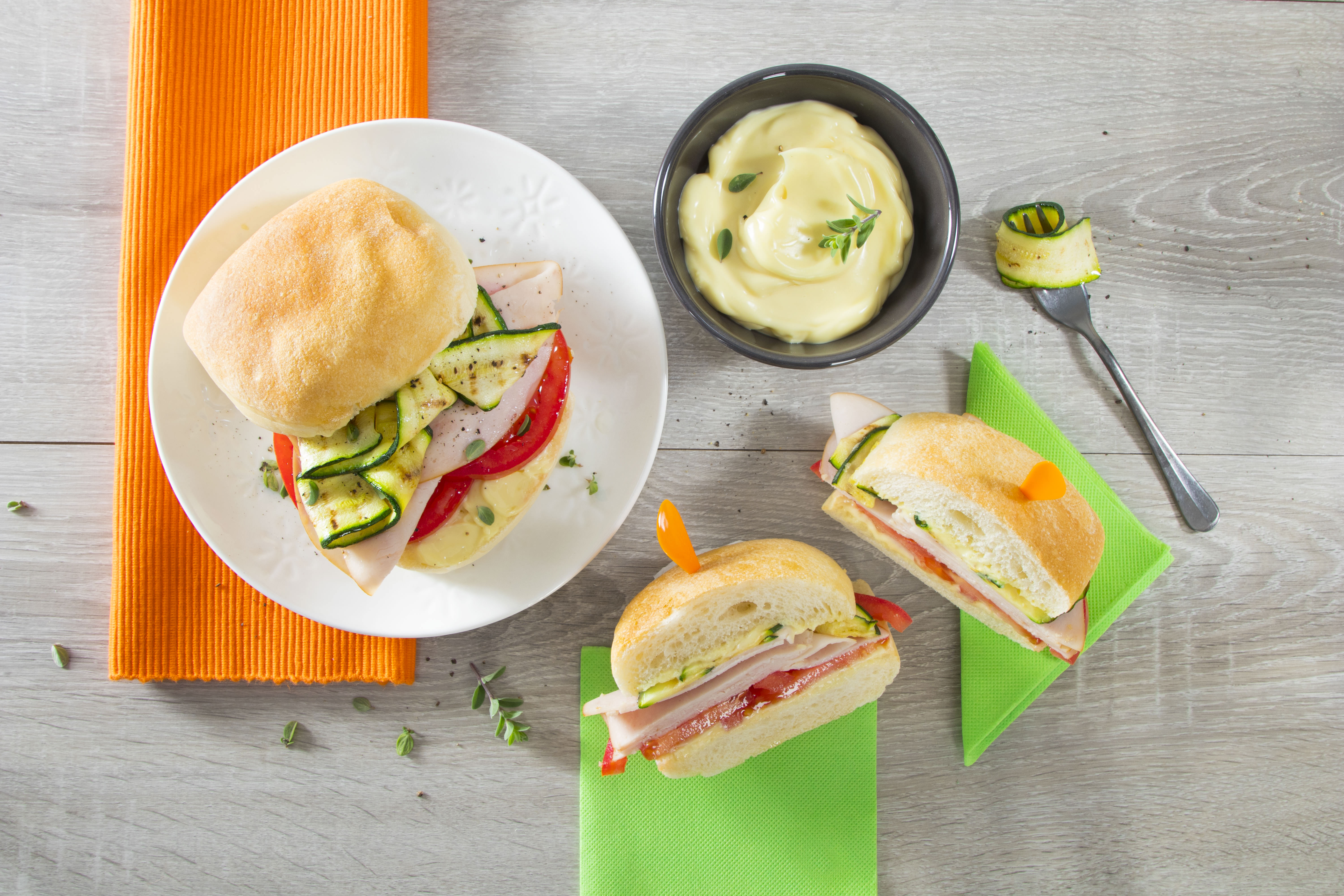 Ciabattina imbottita con tacchino, maionese, zucchine e pomodori