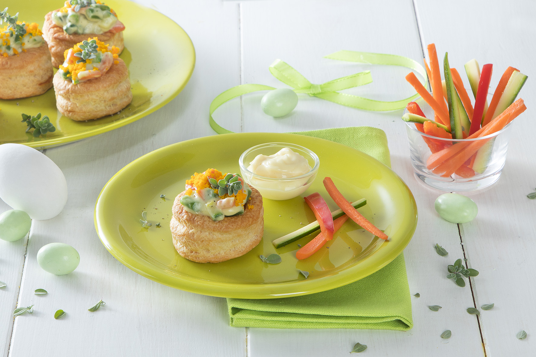 Vol-au-vent con maionese, verdure e mimosa di tuorlo d’uovo sodo