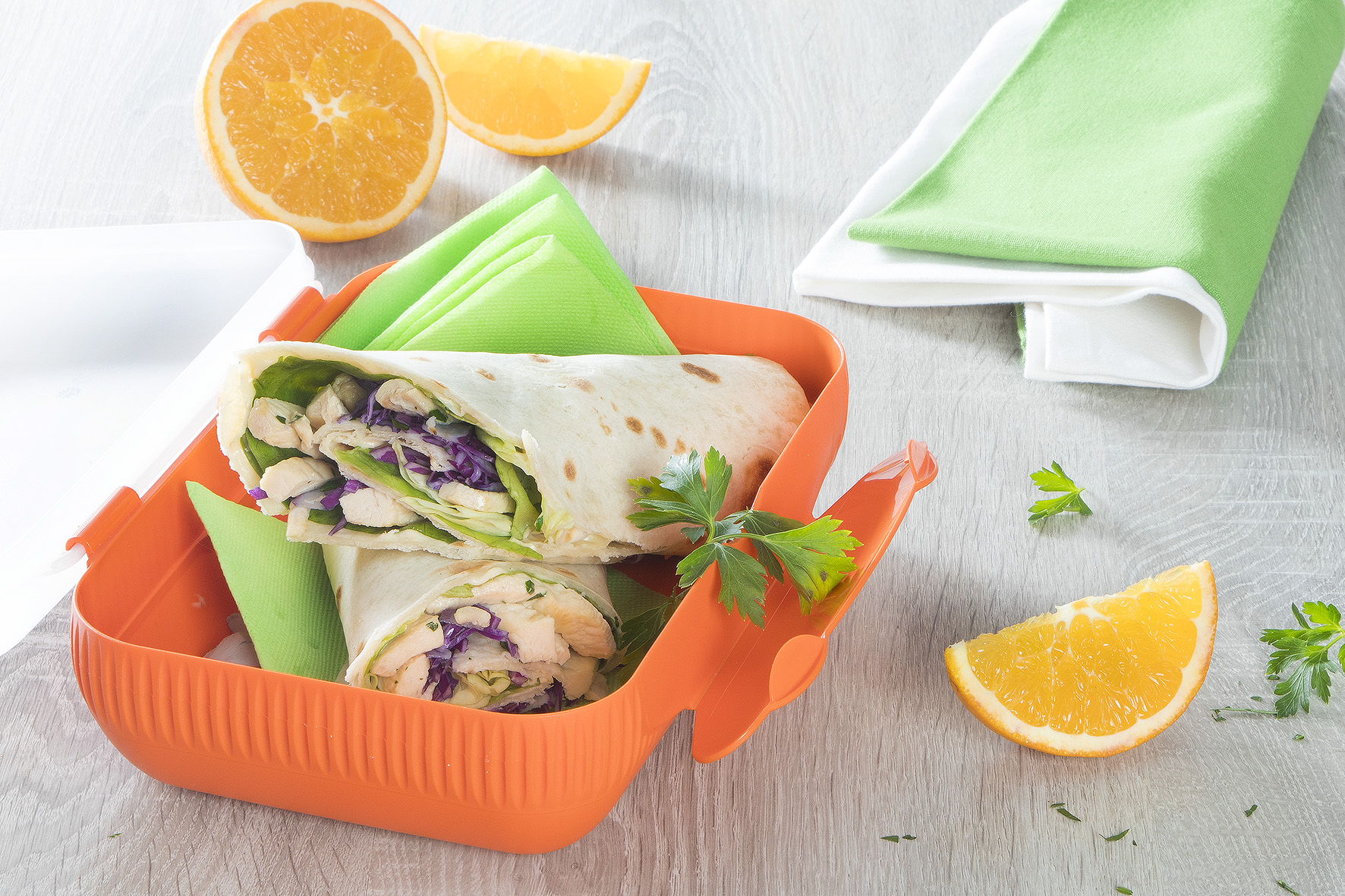 Wrap con maionese, pollo e cavolo viola