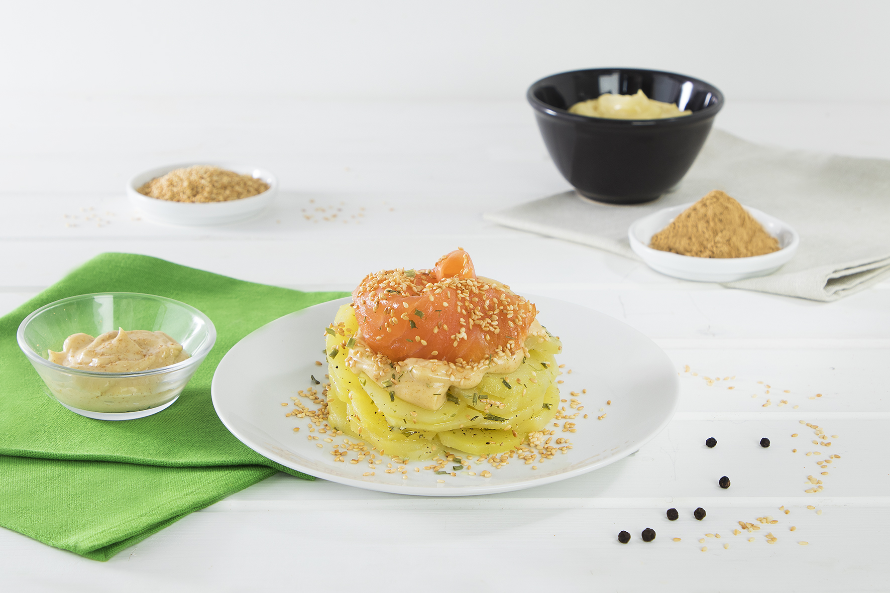 Insalata di patate con erba cipollina e salmone con maionese allo zenzero