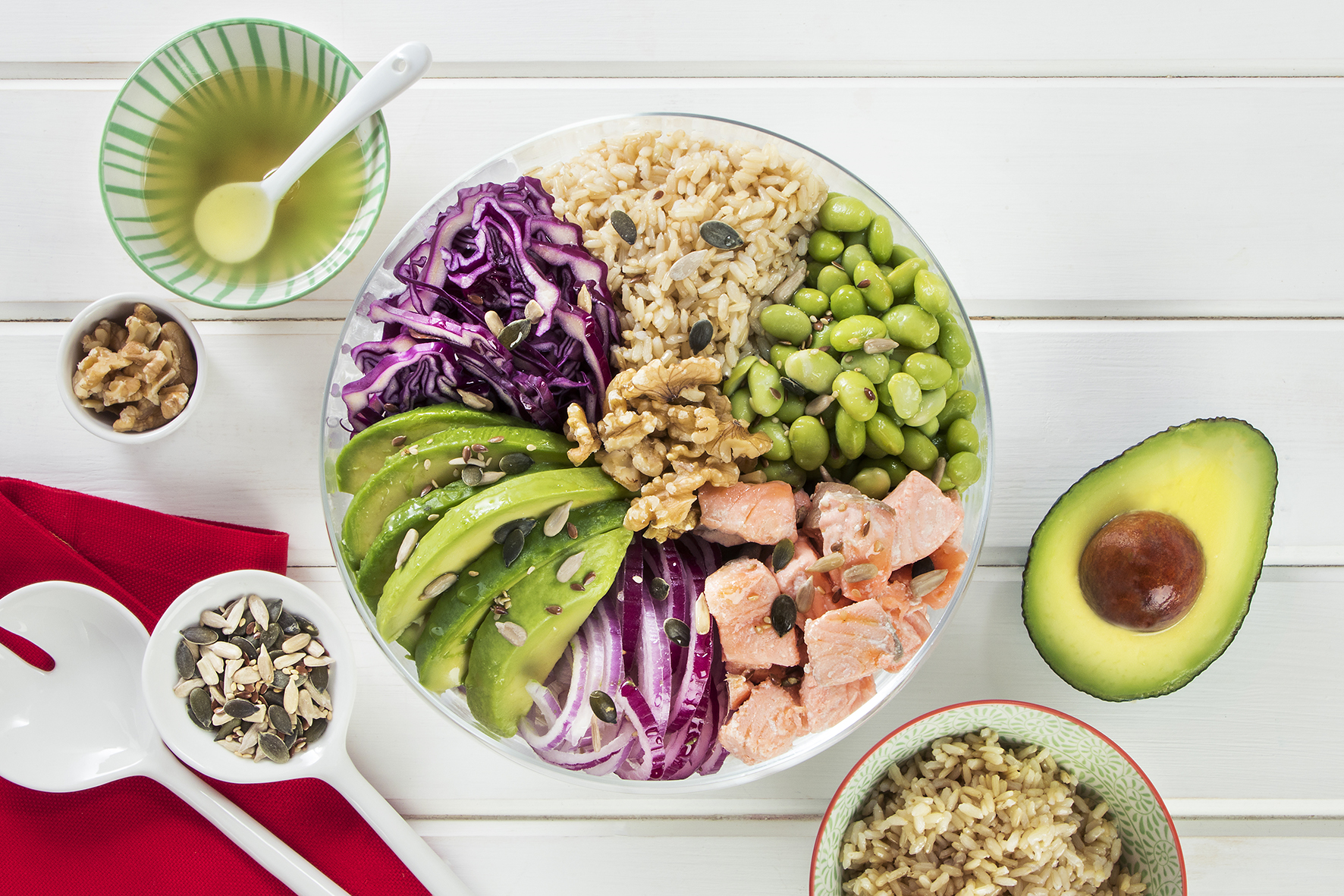 Buddha bowl con salmone, avocado, soia e semi misti