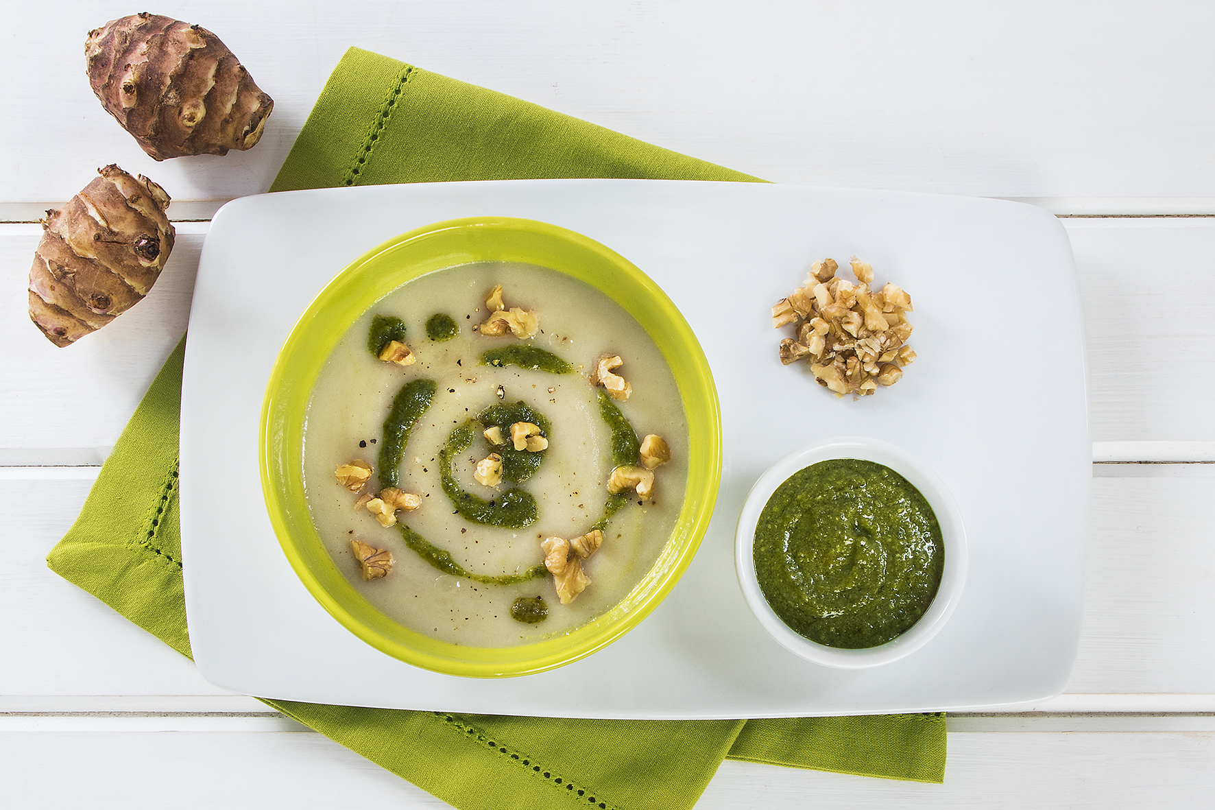 Vellutata di topinambur con pesto e noci
