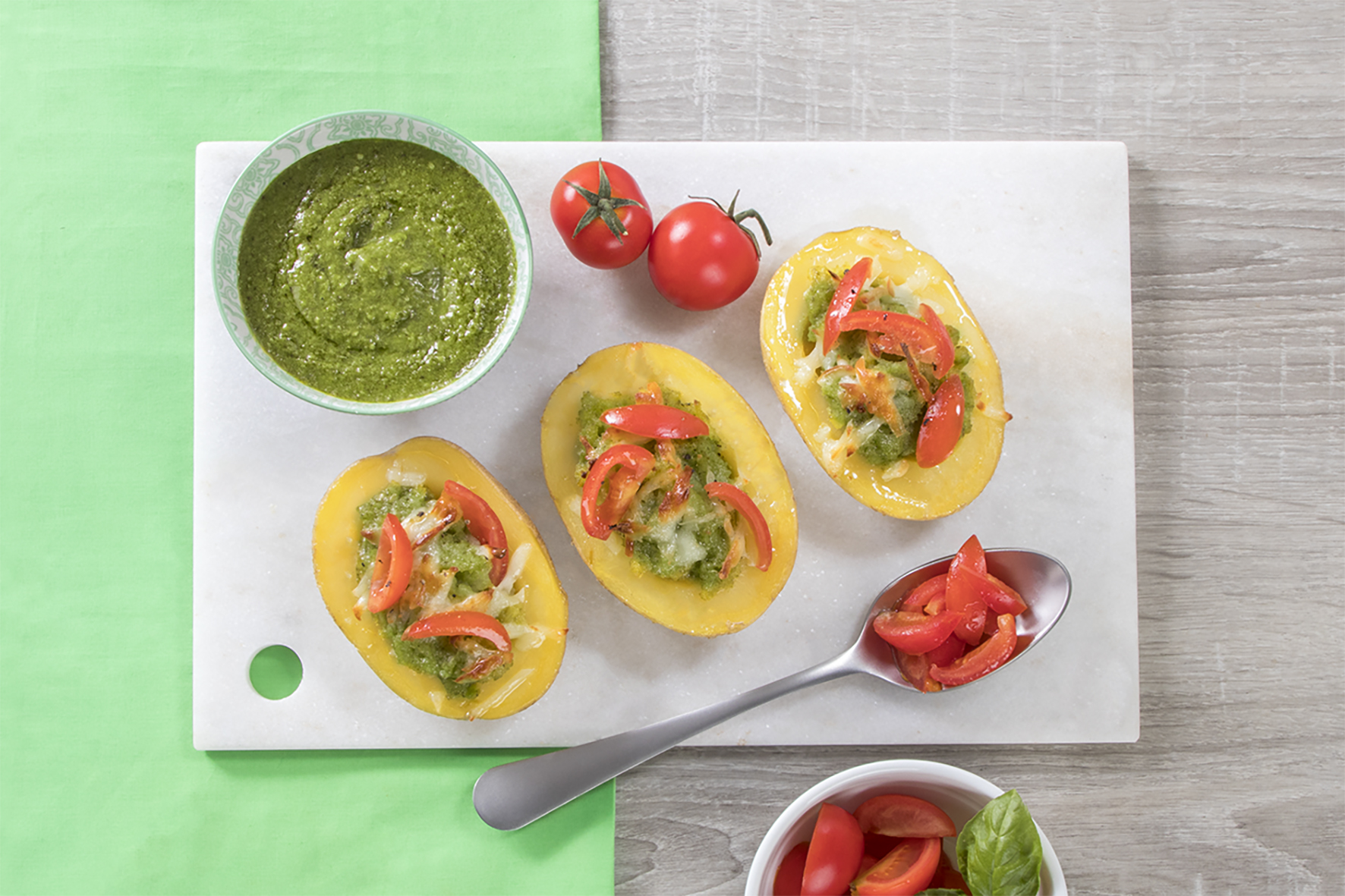 Barchette di patate con pesto e pomodorini