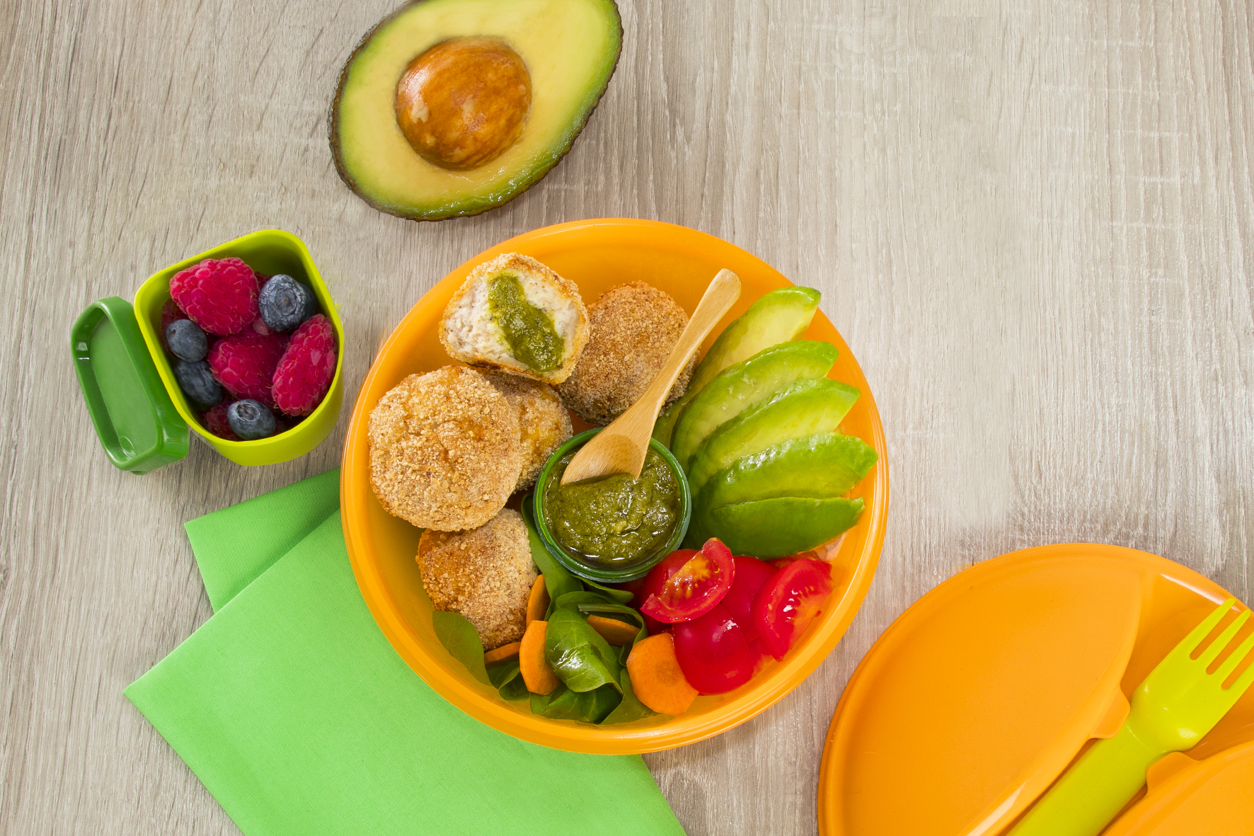 Polpette di pollo con avocado e pesto