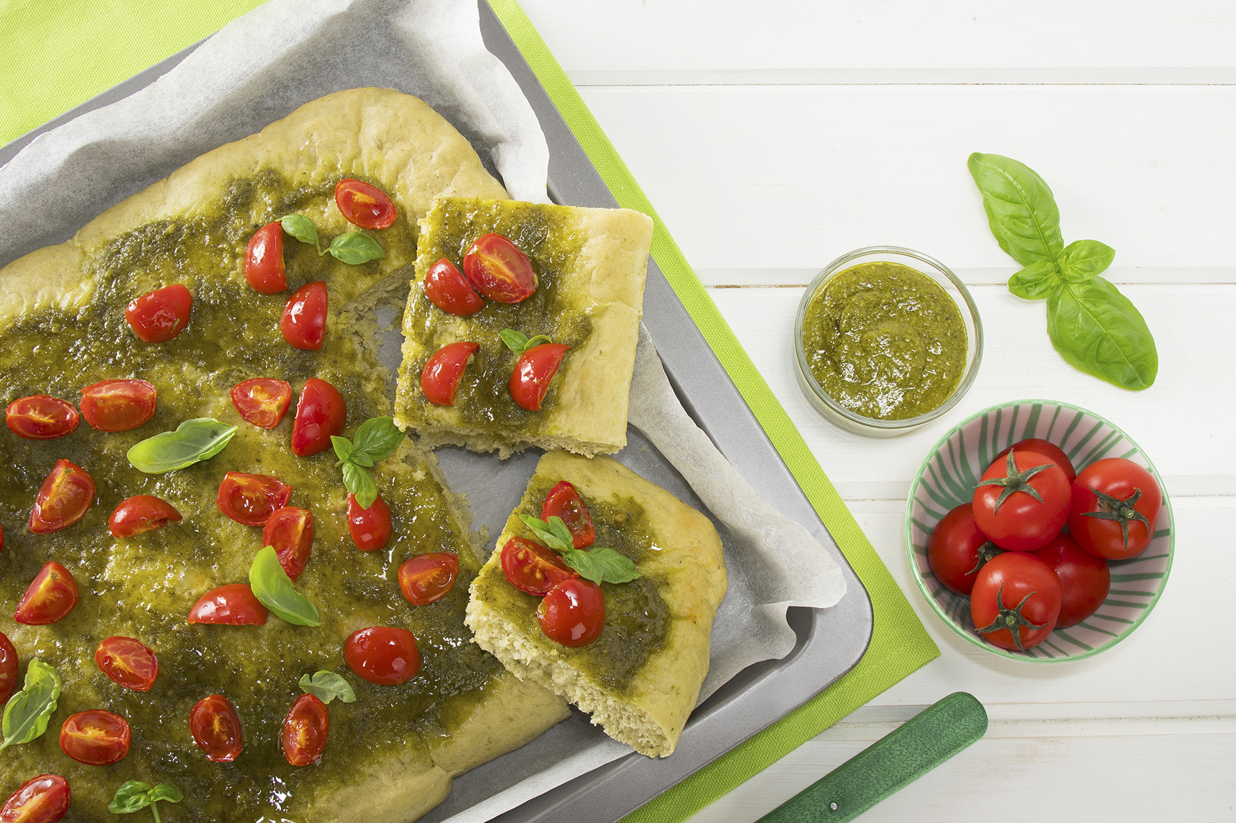 Focaccia al farro con pesto e pomodorini