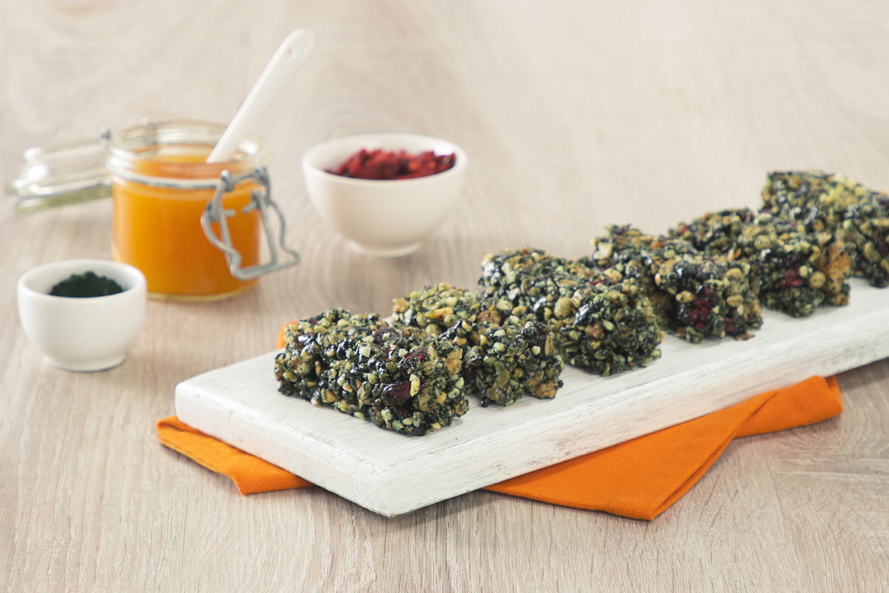 Barretta di cereali misti alla spirulina e goji