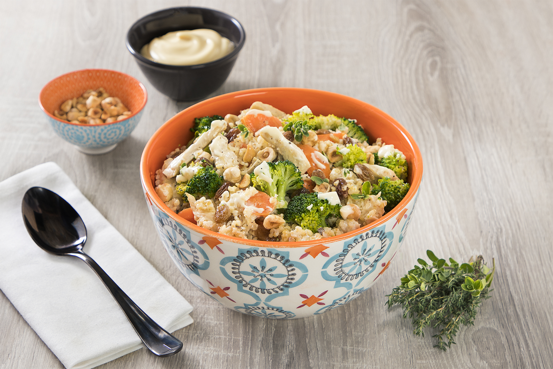 Insalata di bulgur con broccoli, pollo e nocciole