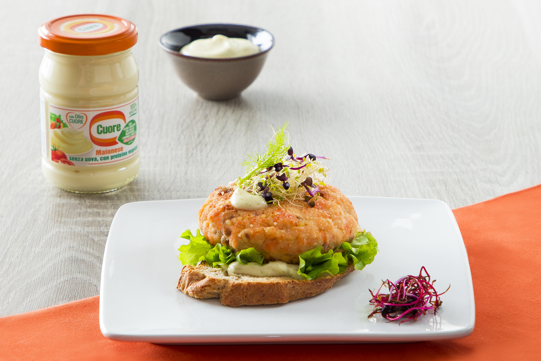 Burger di salmone con maionese all’aneto