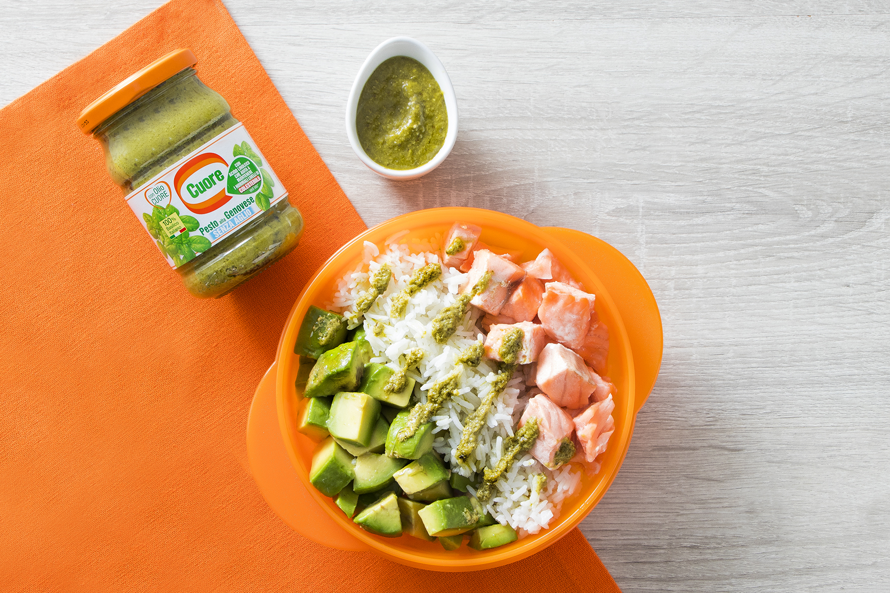 Insalata di salmone, riso Basmati, avocado e pesto