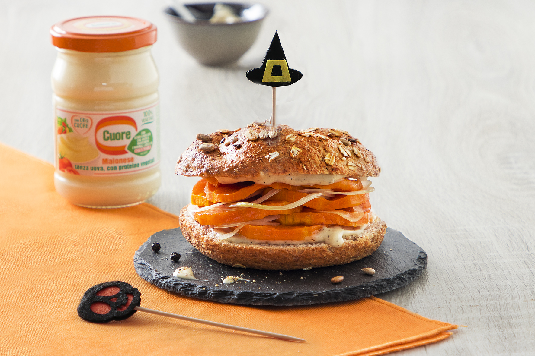 Panino integrale con zucca, cipolla e maionese