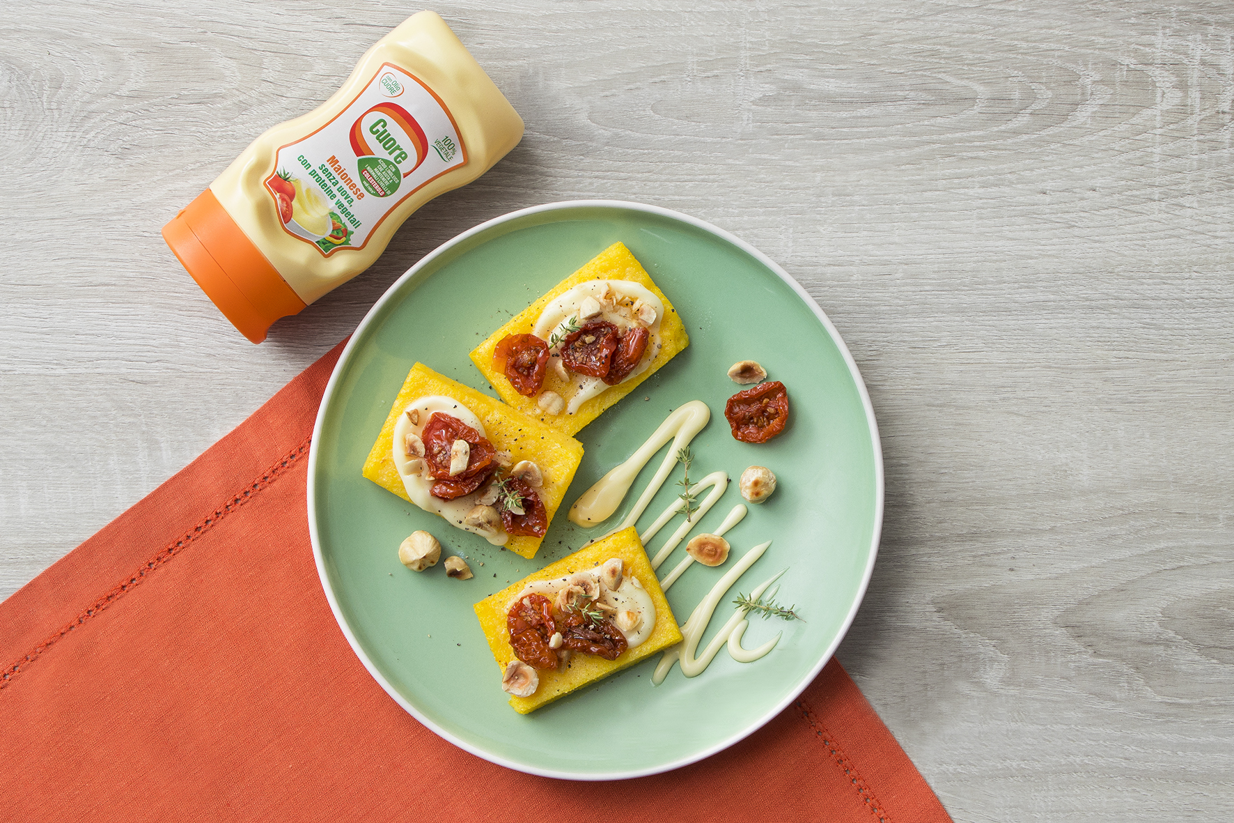 Crostini di polenta con pomodori secchi e nocciole