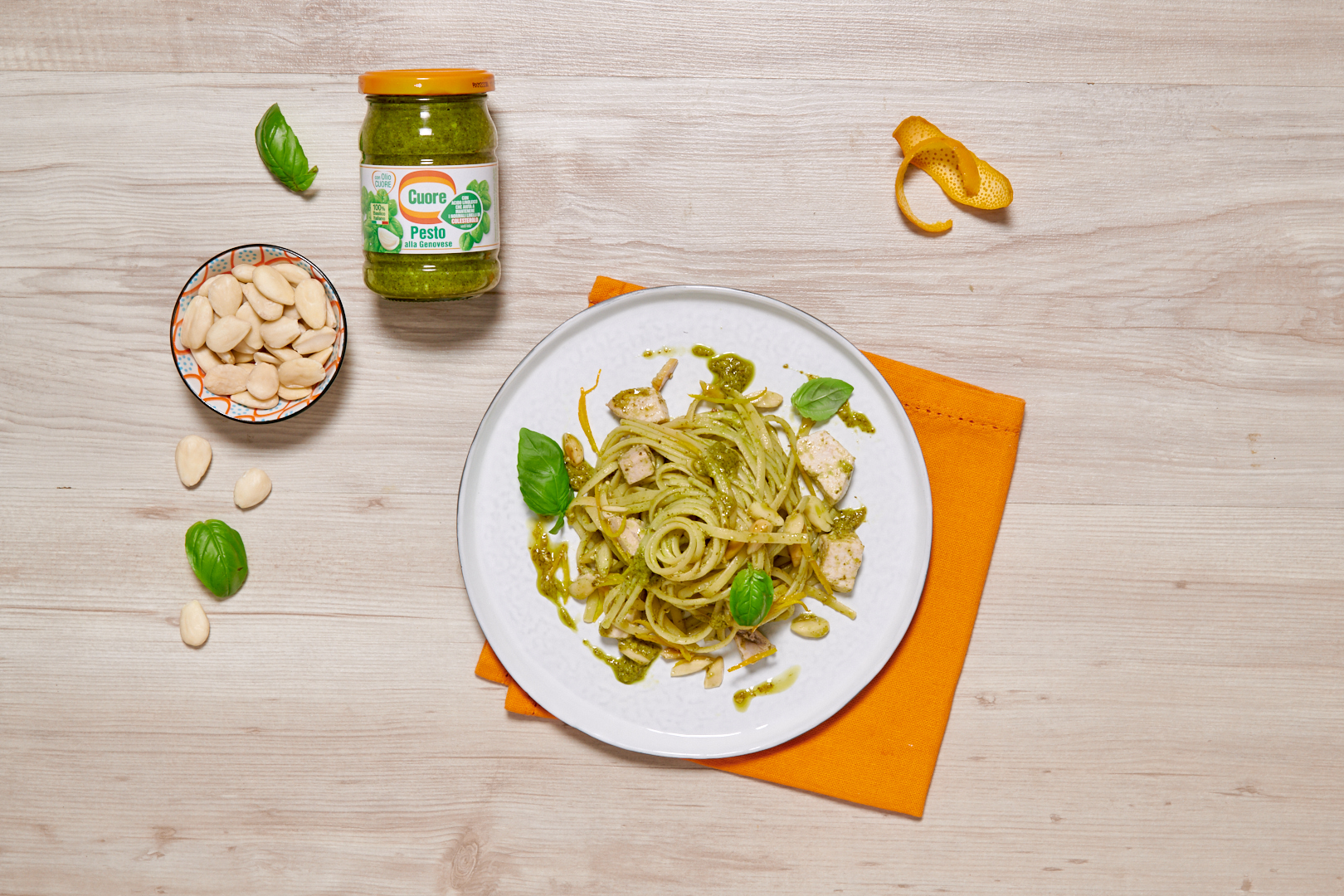 Bavette con Pesto alla Genovese classico Cuore, pesce spada e mandorle tostate