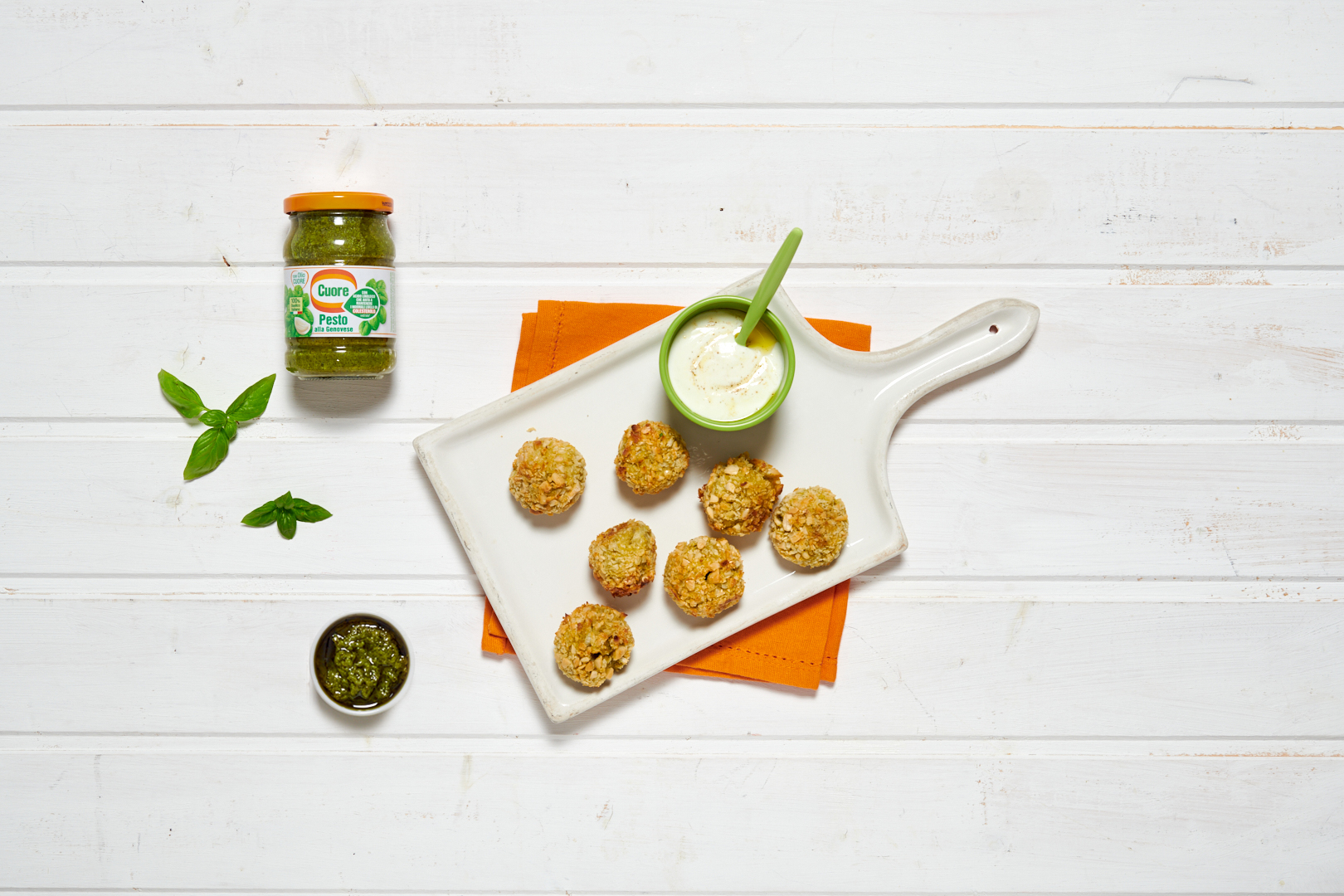 Polpettine di ceci al Pesto alla Genovese Cuore, panatura alle mandorle e salsa allo yogurt