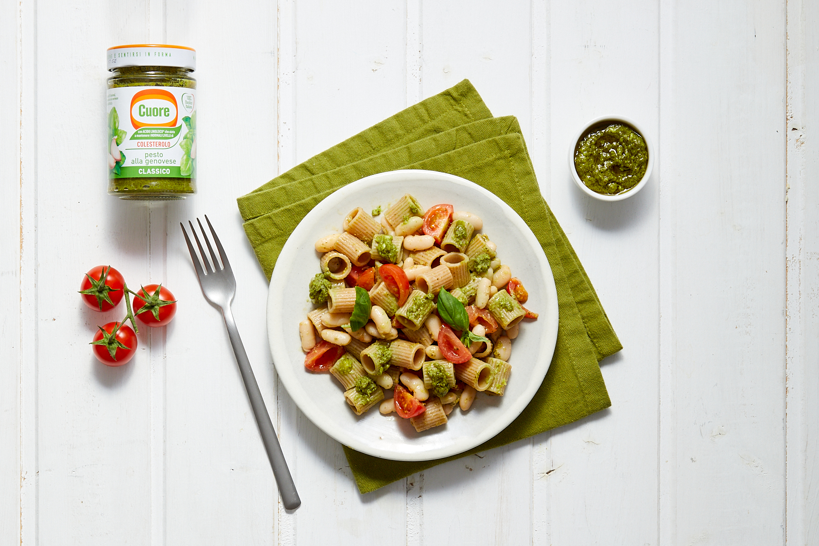 Pasta fredda con pesto, pomodorini e cannellini